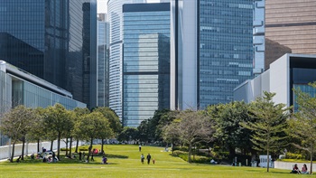 添馬公園毗鄰金鐘海濱，佔地超過1.7公頃，是政府總部的主要園景。公園內有多片寬闊翠綠的草坪，猶如一塊「綠地毯」連接政府總部和海濱。